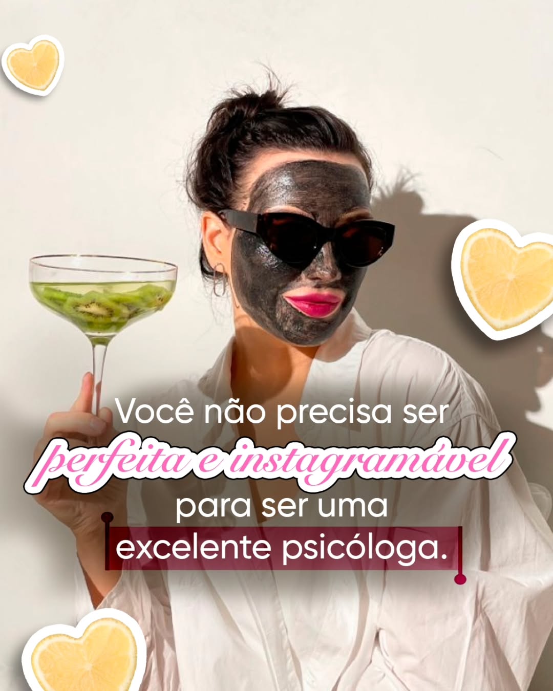 Mulher psicóloga com máscara facial e taça de kiwi, com a frase 'Você não precisa ser perfeita e instagramável para ser uma excelente psicóloga'